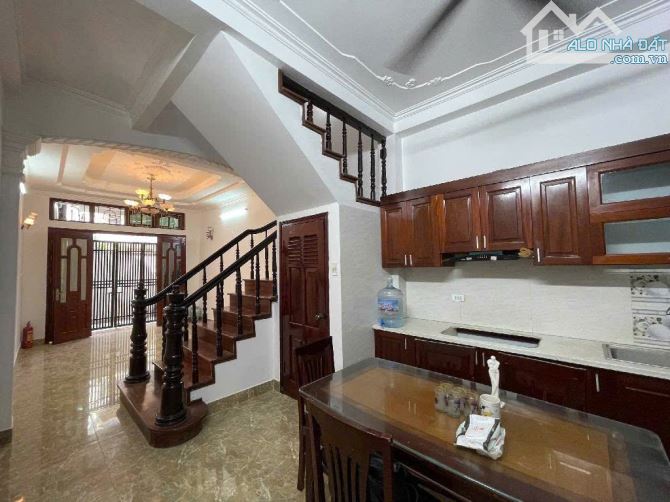 BÁN NHÀ BA ĐÌNH - GẦN LIỄU GIAI - 41M2 x 5 TẦNG - GẦN Ô TÔ TRÁNH, NHÀ ĐẸP, SÂN CỔNG RIÊNG - 3