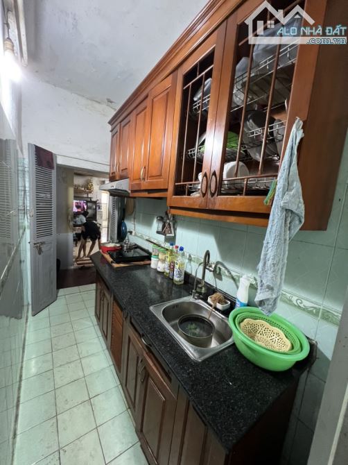 Bán tập thể tầng 2 phố Lương Đình Của (thuộc khu tập thể Kim Liên).  Sử dụng 75m2, - 4