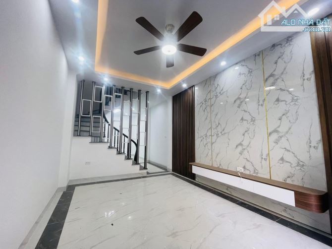Cách chợ ỷ la 200m. Ngay sát trục Lê Trọng Tấn - Lê Quang Đạo. Giá hơn 5 tỷ - 5