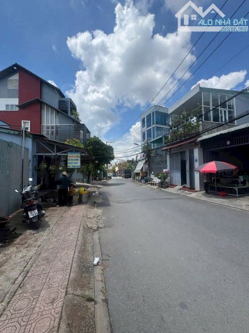 Bán đất đường 102 Lã Xuân Oai, P.TNPA, Q9 cũ, DT 270m2 giá 14 tỷ