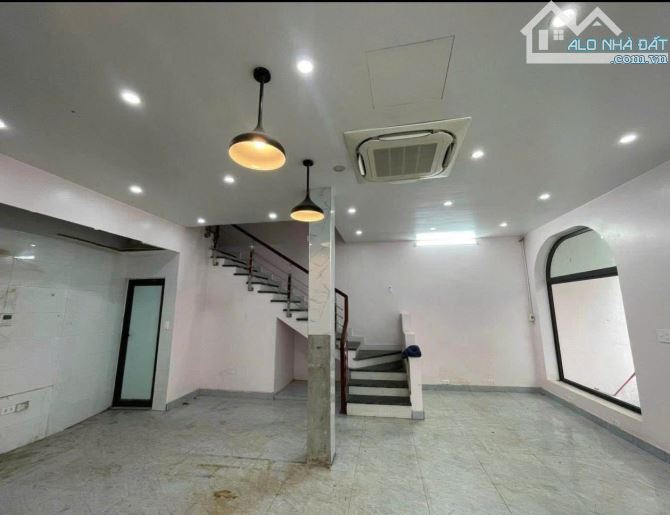 Bán nhà 2,5 tầng 63m2 Phan Đăng Lưu, Kiến an.  Giá 3,6 tỷ sau 1 nhà mặt đường