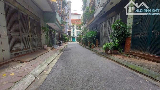 BÁN NHÀ LÔ GÓC KHU NGUYỄN CHÁNH - ĐƯỜNG Ô TÔ TRÁNH NHAU - VỈA HÈ RỘNG - KINH DOANH TỐT