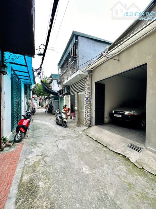 Cần bán gấp nhà Tứ Liên,65m2 x 3 tầng, Ô tô 7 chỗ vào nhà, vị trí đẹp gần Hồ Tây, giá 6,15