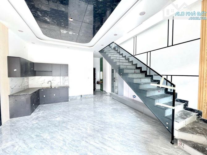 Giá 2 tỷ 750. Bán nhà 1 trệt 1 lầu mới 100% phường Biên Hoà. 5x14m. Đường ô tô. Sân ôtô.