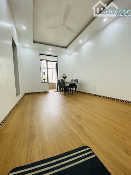 2.9 tỷ bán căn hộ tập thể tầng 3 Thọ Lão, ngay phố Lò Đúc, diện tích 70m2 sử dụng, căn hộ