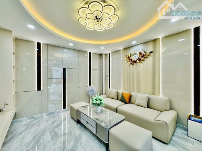NHÀ ĐẸP 5 TẦNG NGAY EMART 2 HXH VÀO NHÀ - 45m2 VUÔNG A4 - 6.9 TỶ