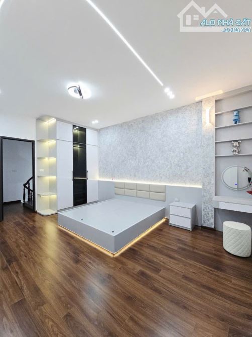 Hiếm! 72 Nguyễn Trãi – Ngõ ô tô – Thoáng 3 mặt – View vĩnh viễn Royal – Chỉ 8.1 tỷ