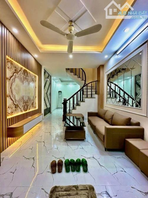 Ngõ 72 Nguyễn Trãi – 5 tầng đẹp – Vỉa hè ô tô tránh – Kinh doanh sầm uất – Gần Royal City