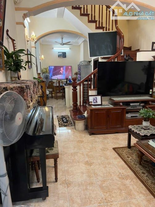 Nhà đẹp Hoàng Hoa Thám 61m2, gần ô tô, sổ đỏ chính chủ, ở ngay
