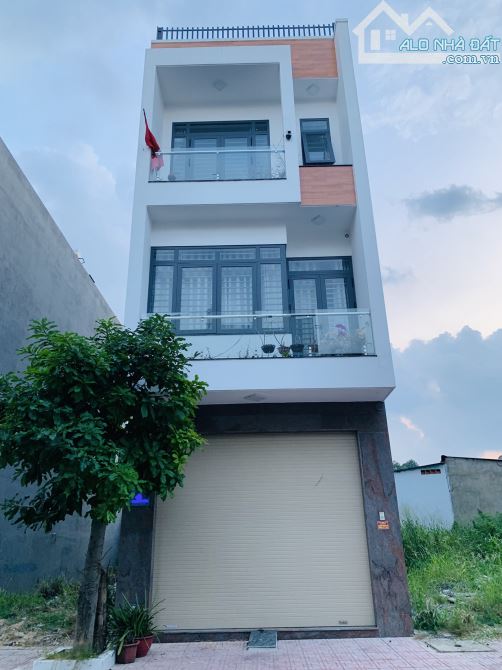 Bán Nhà Dĩ An-Bình Dương, Ngay VINCOM PLAZA, DT: 90m2x3tầng. Chỉ 5 tỷ 1 TL