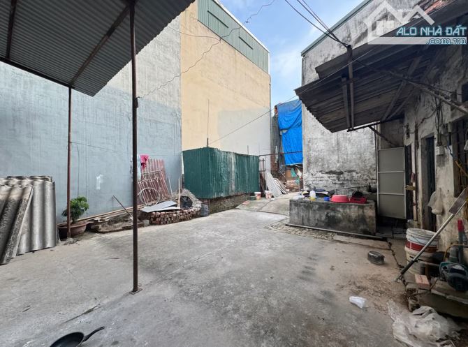 Bán đất mặt phố Phạm Văn Đồng, vủa hè đá bóng, sạch đẹp tinh tươm, kinh doanh đỉnh cao