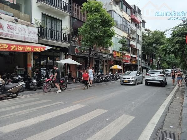 Bán nhà căn góc 2 mặt phố Đường Thành DT 420m2x4T, MT 18m. Vị trí đẹp, Giá 210 tỷ