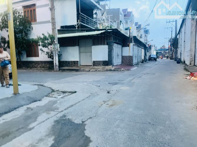 Bán nhà nghỉ 12 phòng, 132m2, thổ cư, đường 5m, kề ngã tư DT743-N.T. Minh Khai, giá~30 t - 1