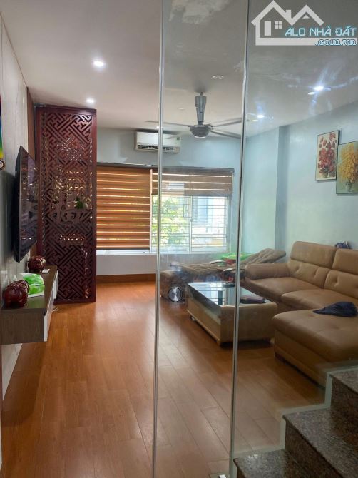 Bán nhà ngõ 21 Trần Quốc Hoàn, 40m2 x 5 tầng, ô tô tránh - 1