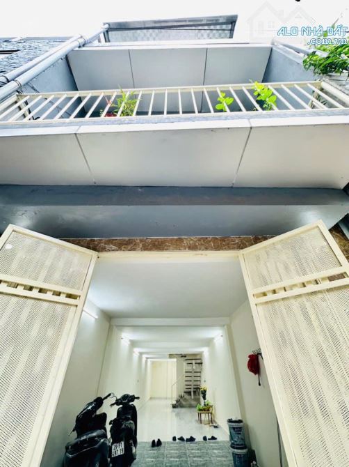 Cần bán gấp nhà Tứ Liên,65m2 x 3 tầng, Ô tô 7 chỗ vào nhà, vị trí đẹp gần Hồ Tây, giá 6,15 - 1