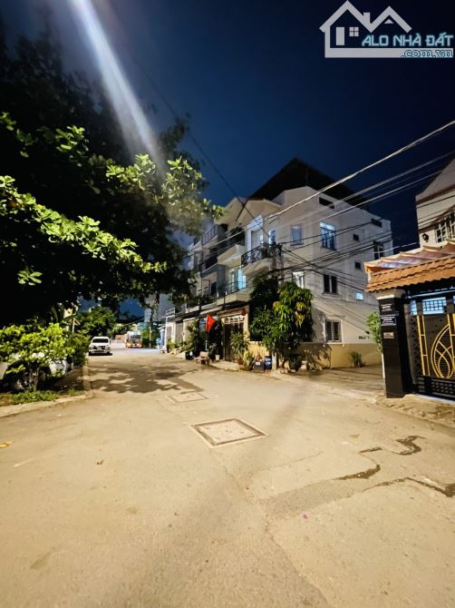 BÁN NHÀ 3 TẦNG HẺM RỘNG 8M - KHU PHÂN LÔ ĐƯỜNG SỐ 2 LÊ VĂN VIỆT Q9 - 1
