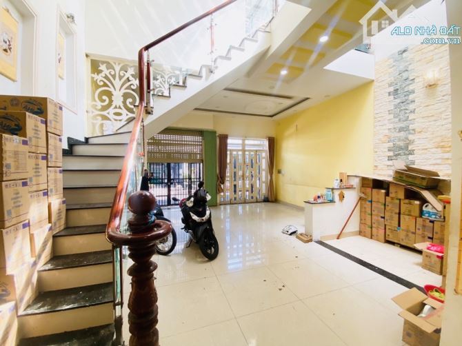 Bán Nhà Dĩ An-Bình Dương, Ngay VINCOM PLAZA, DT: 90m2x3tầng. Chỉ 5 tỷ 1 TL - 1