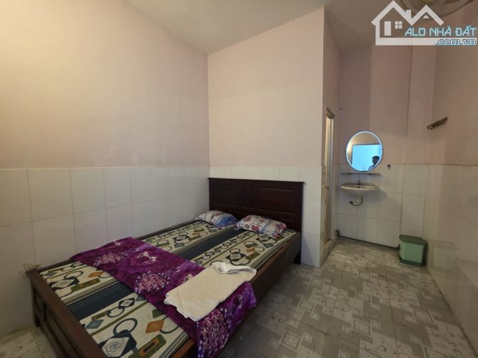 Bán nhà nghỉ 12 phòng, 132m2, thổ cư, đường 5m, kề ngã tư DT743-N.T. Minh Khai, giá~30 t - 2