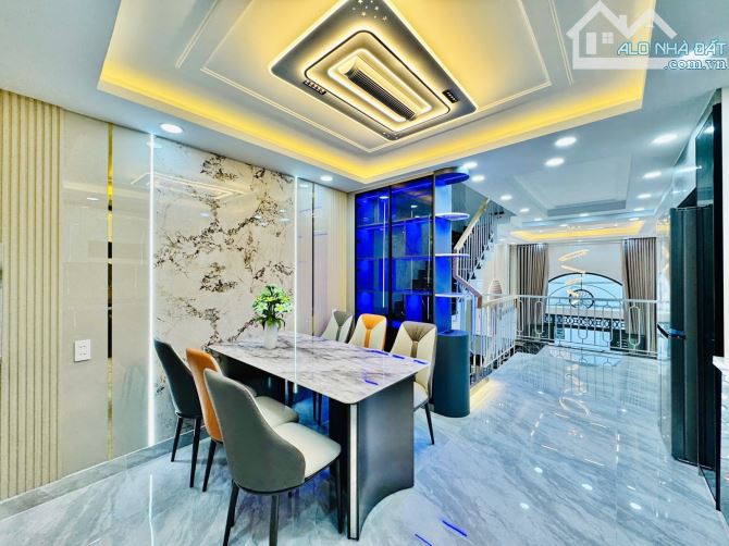 NHÀ ĐẸP 5 TẦNG NGAY EMART 2 HXH VÀO NHÀ - 45m2 VUÔNG A4 - 6.9 TỶ - 2