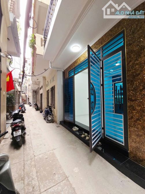 Hiếm! 72 Nguyễn Trãi – Ngõ ô tô – Thoáng 3 mặt – View vĩnh viễn Royal – Chỉ 8.1 tỷ - 2