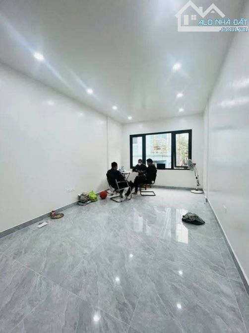 NHÀ ĐẸP - MỚI NGÃ TƯ SỞ. THOÁNG TRƯỚC SAU, Ô TÔ NGỦ TRONG NHÀ. 6 TẦNG - THANG MÁY. 65 M2. - 2
