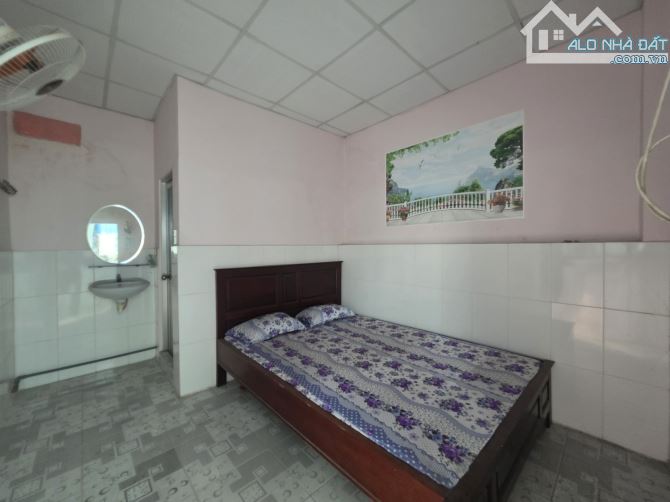 Bán nhà nghỉ 12 phòng, 132m2, thổ cư, đường 5m, kề ngã tư DT743-N.T. Minh Khai, giá~30 t - 3