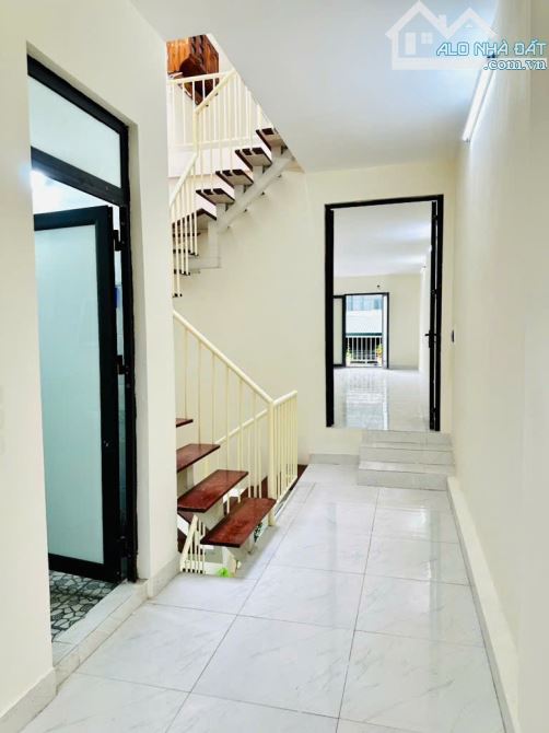 Cần bán gấp nhà Tứ Liên,65m2 x 3 tầng, Ô tô 7 chỗ vào nhà, vị trí đẹp gần Hồ Tây, giá 6,15 - 3