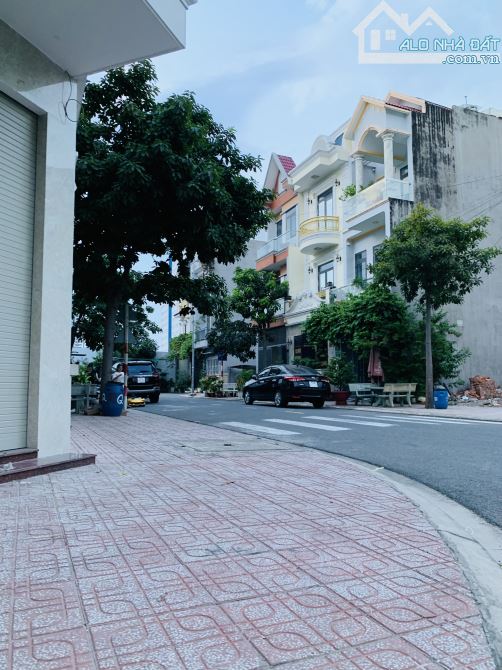 Bán Nhà Dĩ An-Bình Dương, Ngay VINCOM PLAZA, DT: 90m2x3tầng. Chỉ 5 tỷ 1 TL - 4