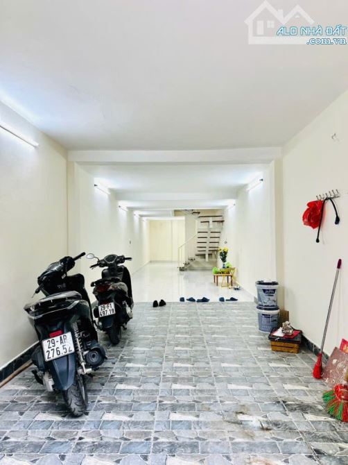 Cần bán gấp nhà Tứ Liên,65m2 x 3 tầng, Ô tô 7 chỗ vào nhà, vị trí đẹp gần Hồ Tây, giá 6,15 - 5