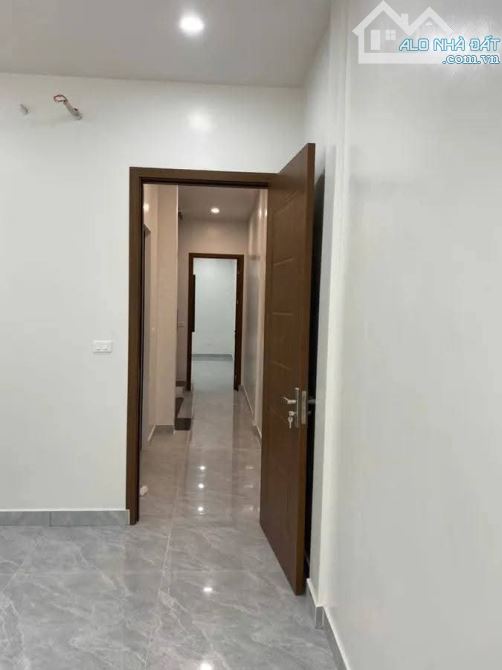 NHÀ ĐẸP - MỚI NGÃ TƯ SỞ. THOÁNG TRƯỚC SAU, Ô TÔ NGỦ TRONG NHÀ. 6 TẦNG - THANG MÁY. 65 M2. - 5
