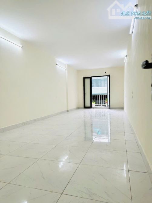 Cần bán gấp nhà Tứ Liên,65m2 x 3 tầng, Ô tô 7 chỗ vào nhà, vị trí đẹp gần Hồ Tây, giá 6,15 - 8
