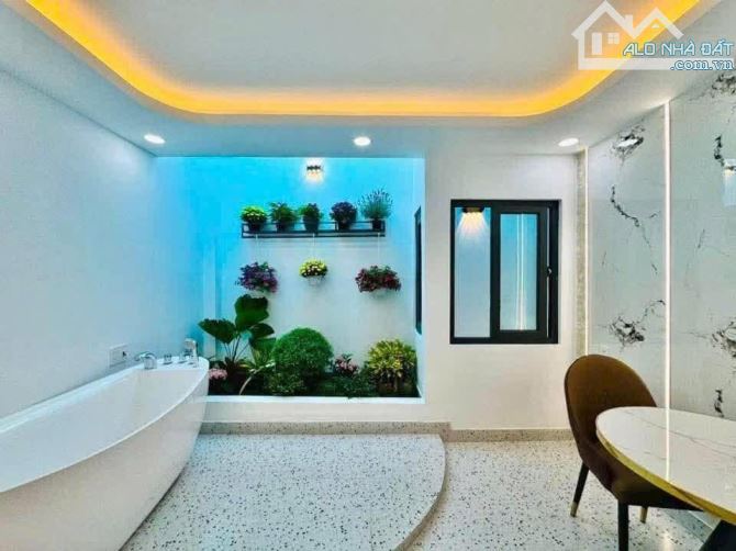 NHÀ ĐẸP 5 TẦNG NGAY EMART 2 HXH VÀO NHÀ - 45m2 VUÔNG A4 - 6.9 TỶ - 8