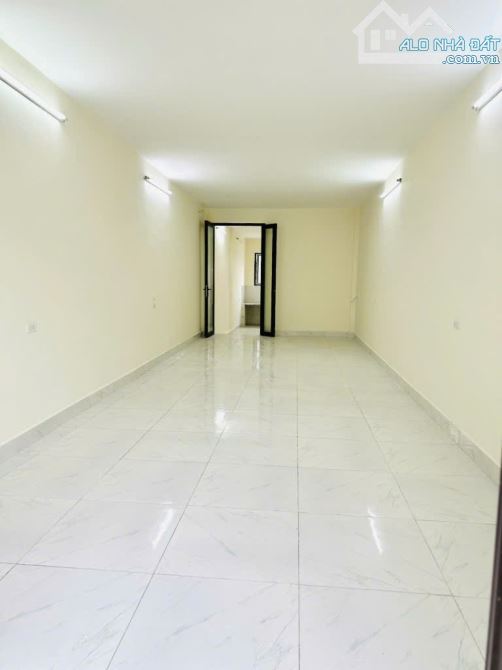 Cần bán gấp nhà Tứ Liên,65m2 x 3 tầng, Ô tô 7 chỗ vào nhà, vị trí đẹp gần Hồ Tây, giá 6,15 - 9