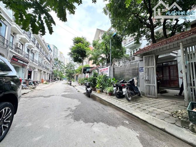 BÁN BIỆT THỰ VIP GIÁ RẺ - KHU VỰC NAM TỪ LIÊM. 132M 5T MT 7M, 220TR/M