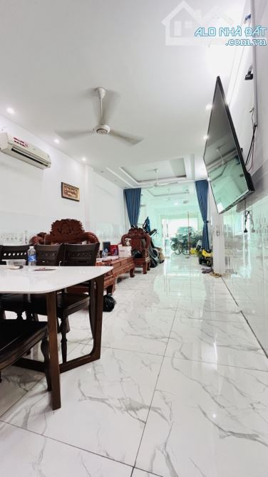 Bán nhà MT Tân Xuân 2,Hóc Môn 3Tx 126 m2 .Giá chỉ  7.65 tỷ (TL)