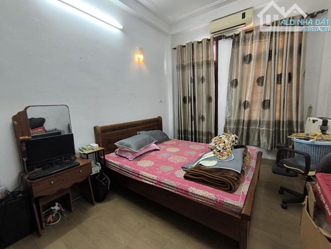 PHÚ VIÊN,BỒ ĐỀ,LONG BIÊN. NGÕ RỘNG,Ô TÔ ĐỖ QUANH NHÀ,CÁCH MẶT PHỐ 20M,NHÀ ĐẸP VÀO Ỏ LUÔN.G
