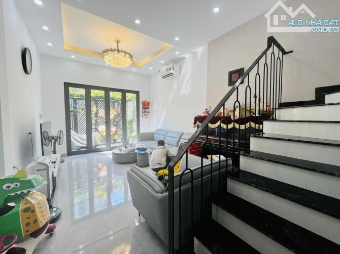 Bán Nhà Đẹp, Gần Hồ, Ô Tô Vào, Lạc Long Quân, Tây Hồ, 58 x 4 tầng, mt 4m, 15.3 tỷ
