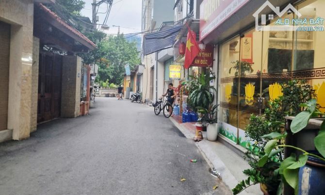 Bán nhà mặt ngõ Bùi Quốc Khái, Linh Đàm, 7.6 tỷ, ô tô đỗ cửa