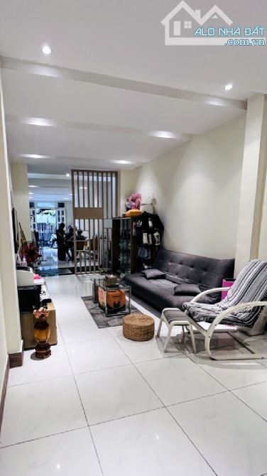 KHÔNG CÒN CĂN THỨ 2! HXT Tránh Sát Tạ Quang Bửu Quận 8 Ngang 4x28m Nở Hậu 5Tầng Nhỉnh 8 tỷ