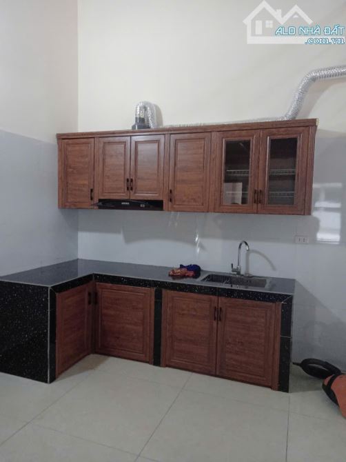 Cho thuê nhà nguyên căn cấp 4 mới xây , xây 60m2 nhà trên 100m2 đất nội thát cơ bản sân rộ