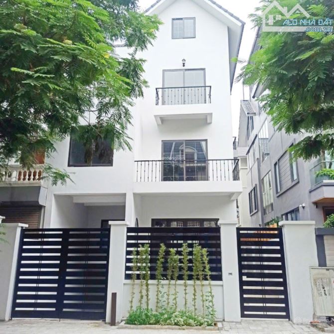 Cho thuê biệt thự Lê Văn Lương kéo dài, Thanh Xuân Bắc. DT 160m2, 3 tầng, MT 8m.
