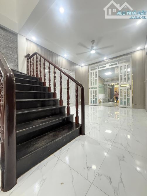 Bán Gấp!!! Nhà Ở Ngay Dĩ An, Trệt Lầu, 4x17, Hẻm 8M, Sân Đậu Ô Tô, Nhỉn 3 Đồng TL NHANH