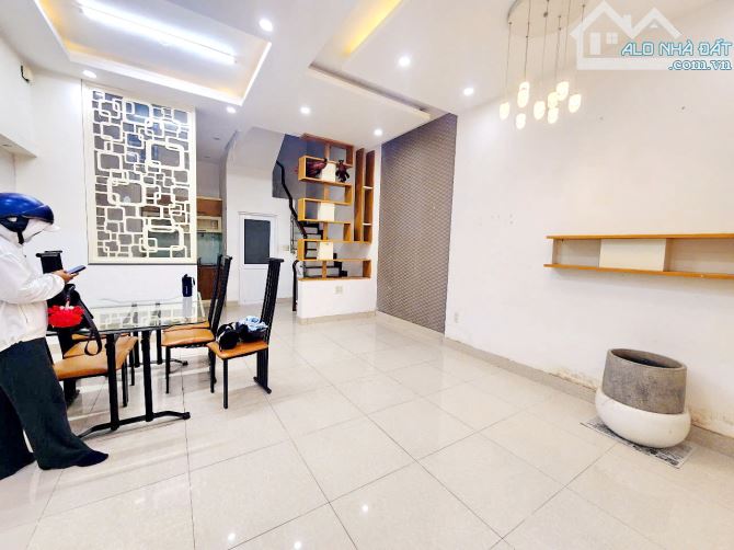 Bán nhà 2 lầu hẻm 125 đường Nguyễn Thị Tần P.Rạch Ông Quận 8