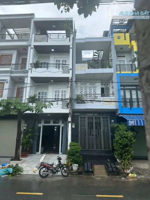 Bán nhà đường nội bộ khu Bình Phú phường 10 quận 6 DT sàn 242 giá 12.5 tỷ thương lượng