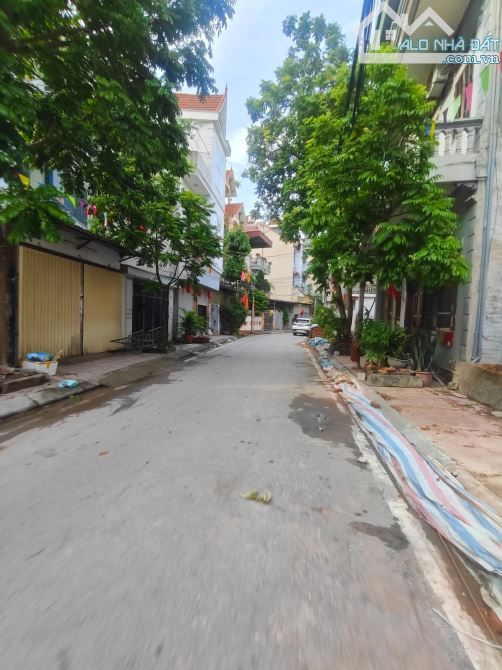 BÁN ĐẤT GIANG BIÊN 4.X TỶ, 30M2, MT4.5M, Ô TÔ CÁCH 10M, GIÁ NÀO CŨNG BÁN