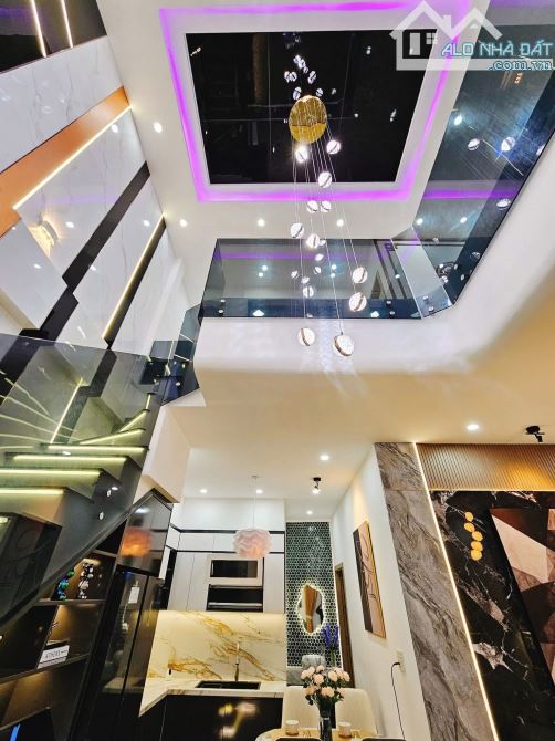 BÁN NHÀ VIỆT HƯNG GIÁ 9.X TỶ, 70M2, MT5M, 4 TẦNG, Ô TÔ, VIEW CÔNG VIÊN