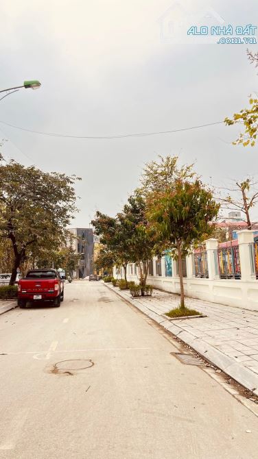 BÁN ĐẤT DV 5.5 HA THỊ TRẤN TRẠM TRÔI HOÀI ĐỨC LÔ GÓC VỈA HÈ 65M2 GIÁ 10.6 TỶ