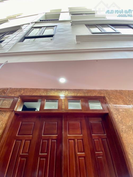 Bán nhà Bồ Đề, ngõ nông, 6 tầng thang máy, 38m2, mt 5m,hơn 8 tỷ gần hồ.