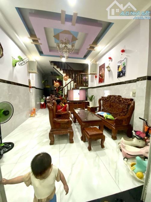 Mặt Tiền PHẠM THỊ GIÂY - Nhà 3 Tầng - DT: 72m2 - Vị Trí Đắc Địa - Giáp Quận 12. - 1