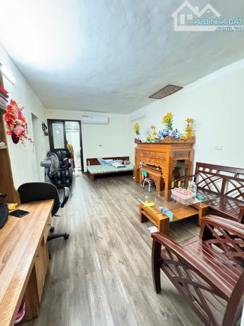 Bán nhà tập thể phố cảm hội– nhà nằm trong khu phân lô ôtô chạy vòng quanh, dân - 1